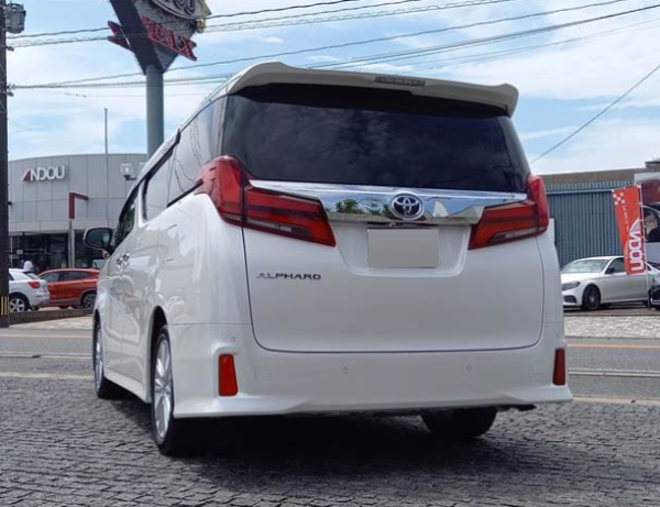 Toyota Alphard - Image 2
