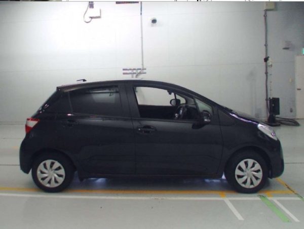 TOYOTA VITZ 2018 - Image 3
