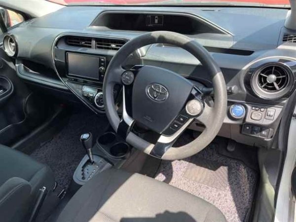 TOYOTA AQUA - Image 3