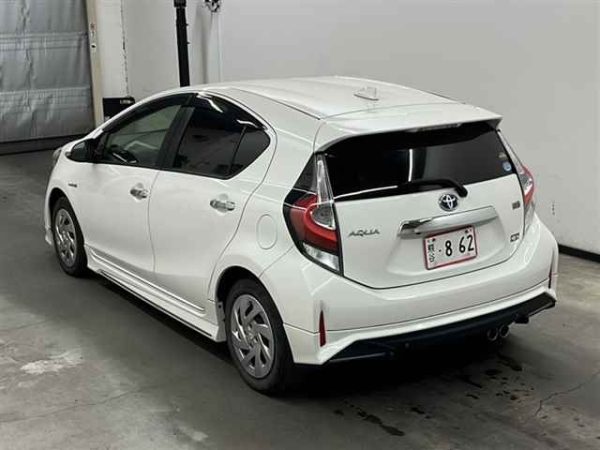 TOYOTA AQUA - Image 2